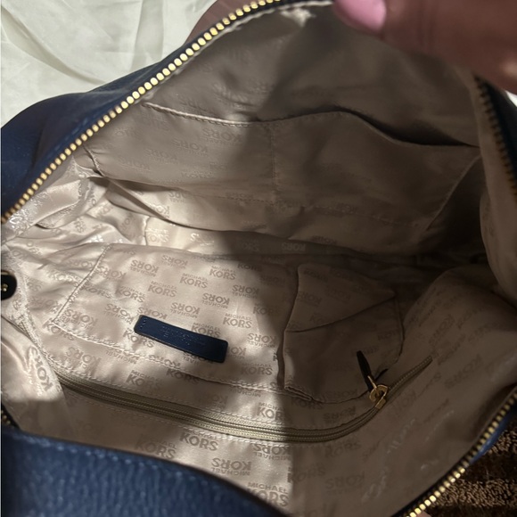 NWT Michael Kors Fulton large leather shoulder bag- navy - Picture 3 of 4